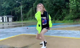 學(xué)開挖掘機(jī)的小姐姐圖片,學(xué)開挖掘機(jī)的魅力小姐姐風(fēng)采展示