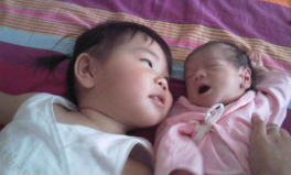 一歲半寶寶看見(jiàn)小姐姐哭,萌動(dòng)人心瞬間